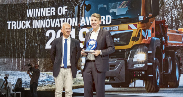 „Je to pro nás velká čest být historicky prvním držitelem nové mezinárodní trofeje Truck Innovation Award,“ říká generální ředitel Joachim Drees (vpravo) při převzetí ocenění z rukou předsedy mezinárodní jury pana Gianenrica Griffiniho (vlevo).